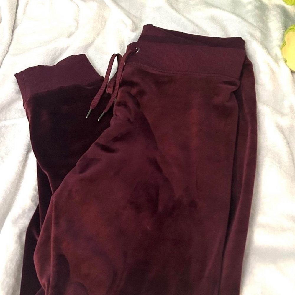 Deep maroon sweatpants, it’s in great condition and super cute.